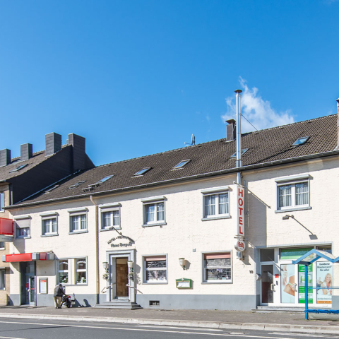 Gepflegtes Gepflegtes Hotelgebäude mit zwei Verkaufsflächen in Würselen